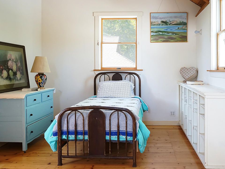 Second upstairs bedroom