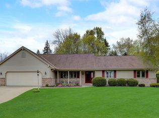N76W15905 Hunters Ridge Cir, Menomonee Falls, WI 53051