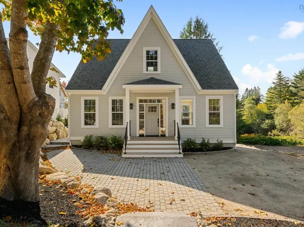 59 Union St, Chester, NS B0J 1J0