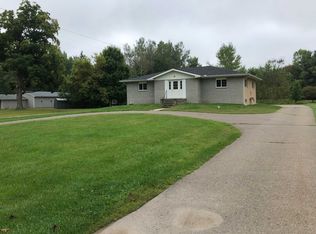 922 E Maple St, Holly, MI 48442