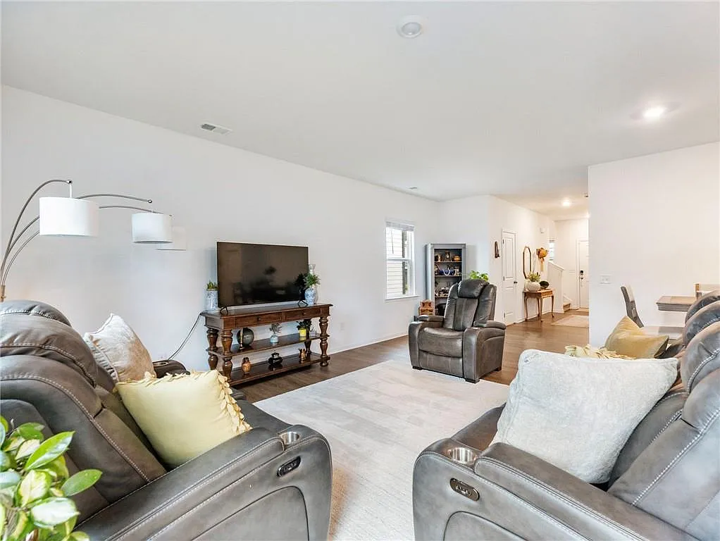 5 bed, 2.5 bath, 2169 sqft, $2,750 — Photo 4