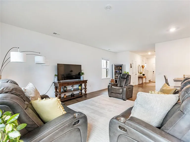 680 Groover St — Photo 4
