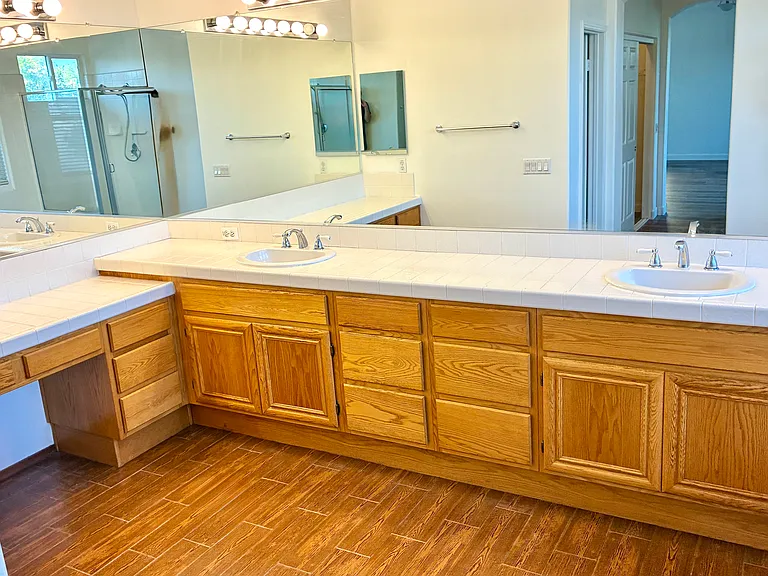 Master ensuite bathroom
