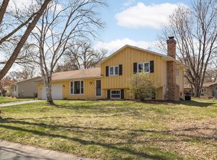 10382 Huntington Dr, Eden Prairie, MN 55347