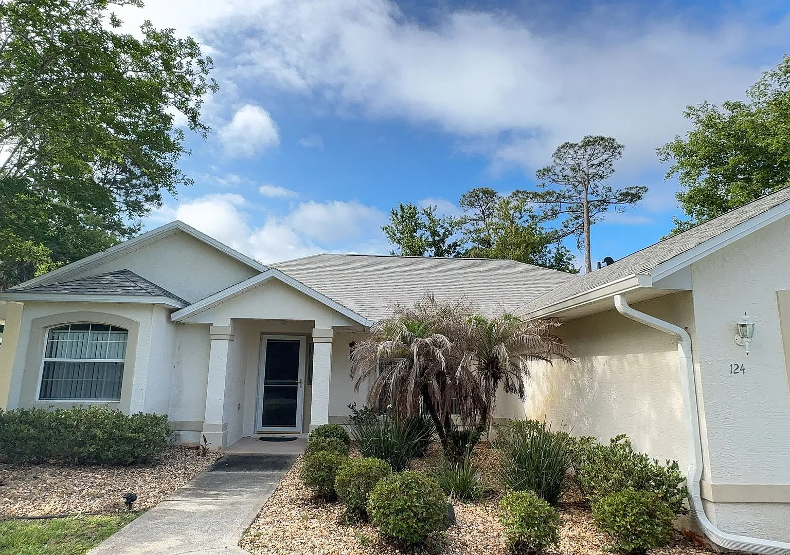 Beautiful 3-Bedroom, 2 bath Home with Screened Porch & Lawn CAre Included — Photo 1