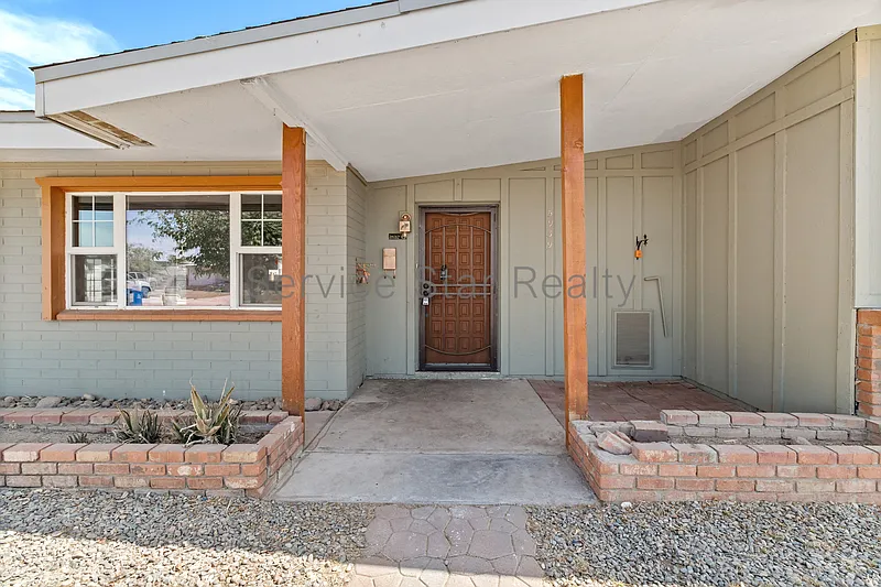 3 bed, 2.0 bath, 1711 sqft, $2,100 — Photo 3