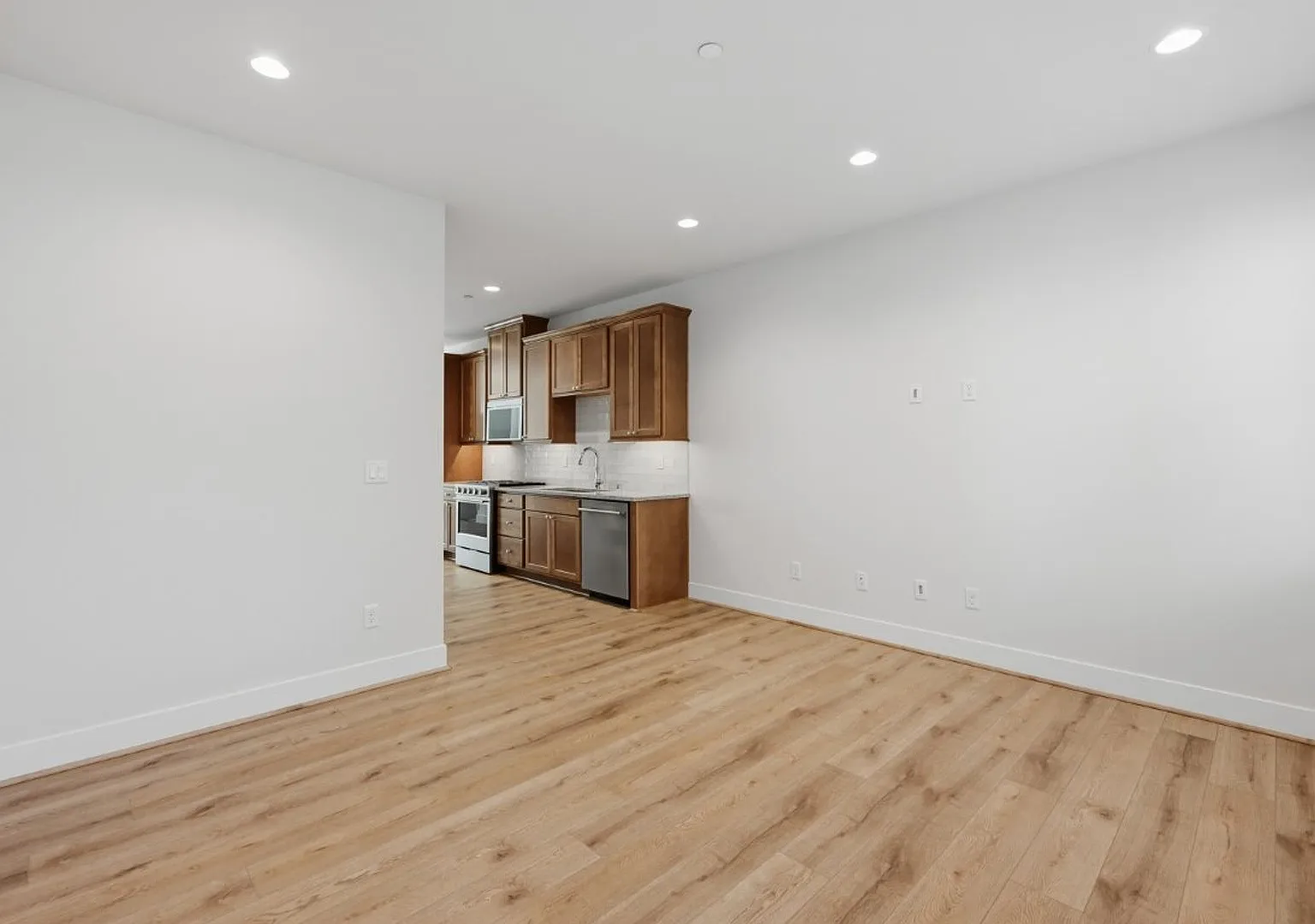 3Bd/3Ba Woodinville Townhome — Photo 4