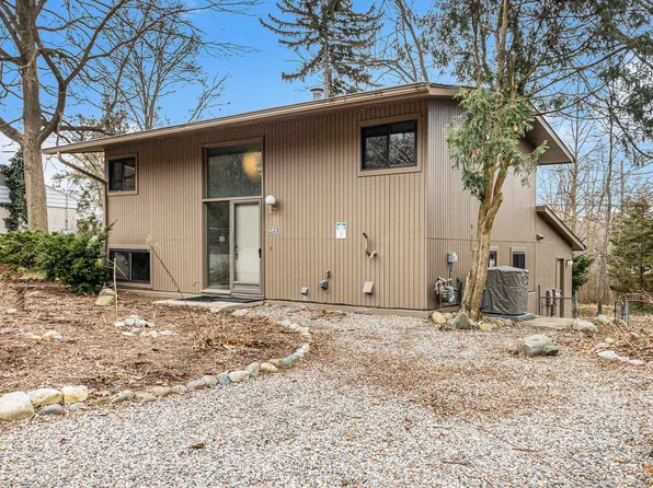 235 Brookside Dr, Ann Arbor, MI 48105