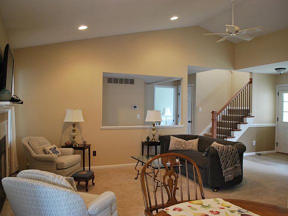 3rd image of 7550 Woodbridge Ln