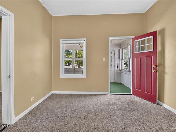 3rd image of 571 Viking St