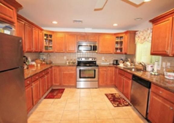 Large Eat-In Kitchen, new appliances, 2 refrigerators, laund