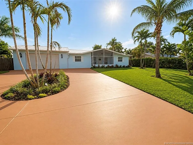 4245 NE Sunset Dr — Photo 1