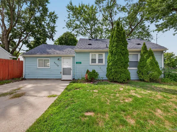 2070 Harwine St, Flint, MI 48532
