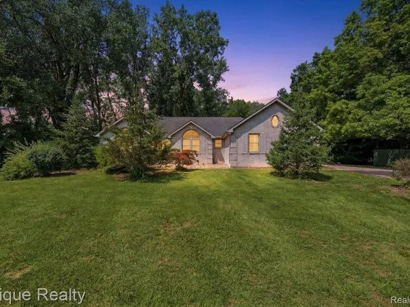 22520 Waltz Rd, New Boston, MI 48164