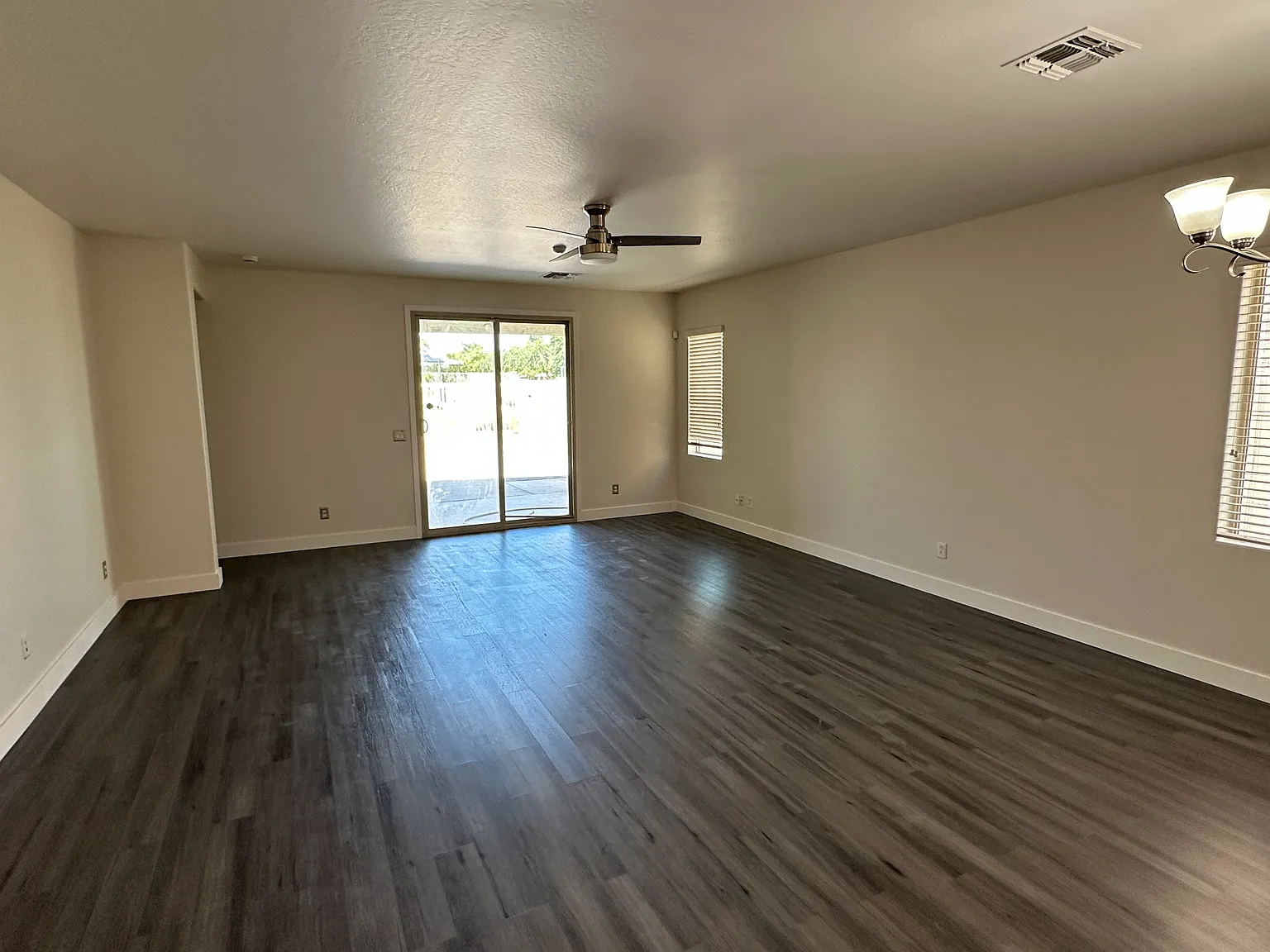 4 bed, 2064 sqft, $2,200 — Photo 3