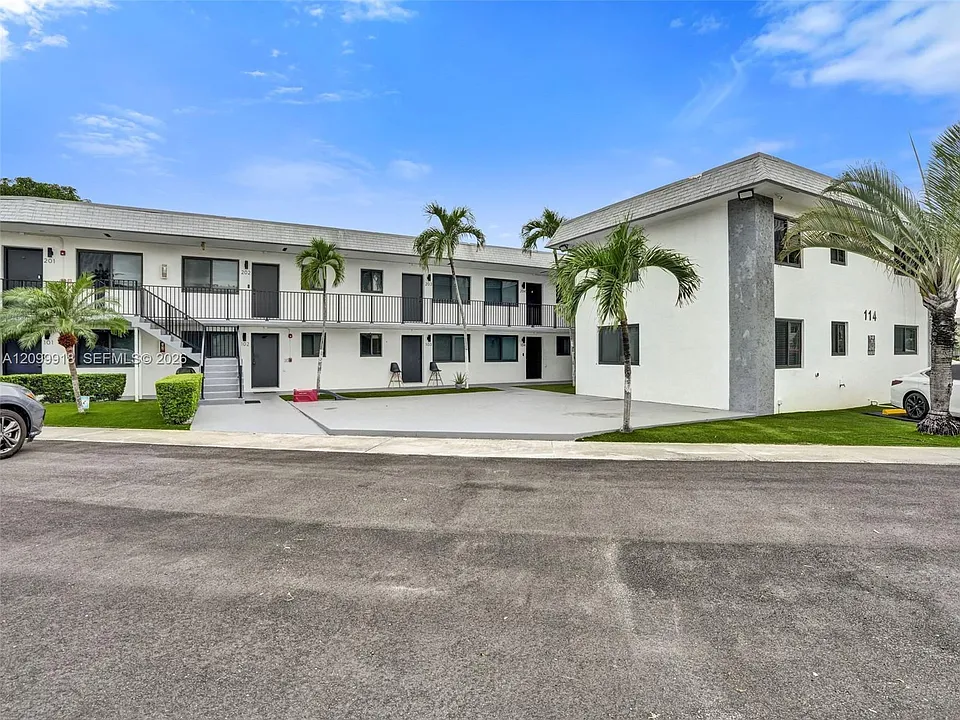 114 SE 8th St #203