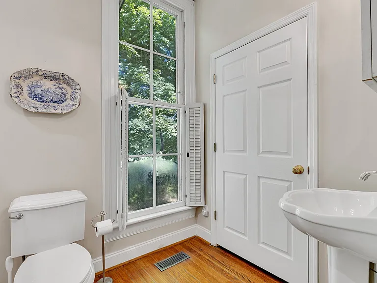 221 N Walnut St — Photo 20