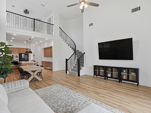 3rd image of 4719 Honeysuckle Ct