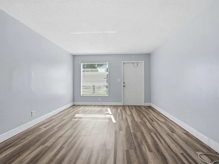 2001 A E Isaacs Ave #2007 — Photo 18