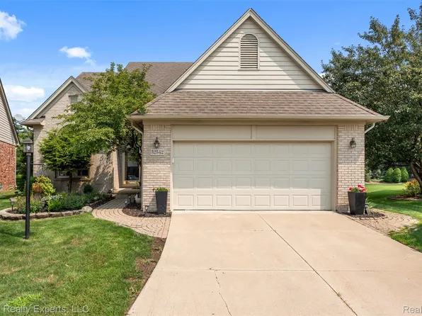 52542 Westcreek Dr, Macomb, MI 48042