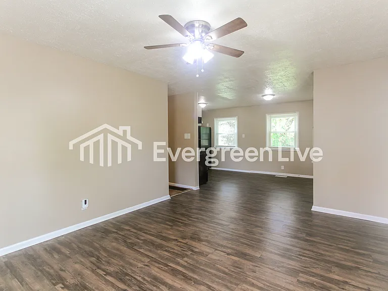 1505 N Webster Ave — Photo 2