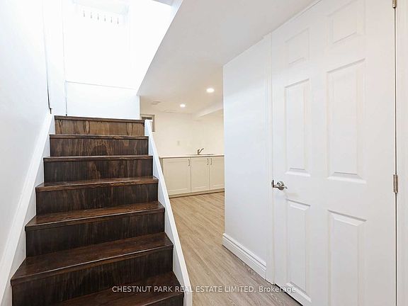 4th image of 15 Denison Rd W