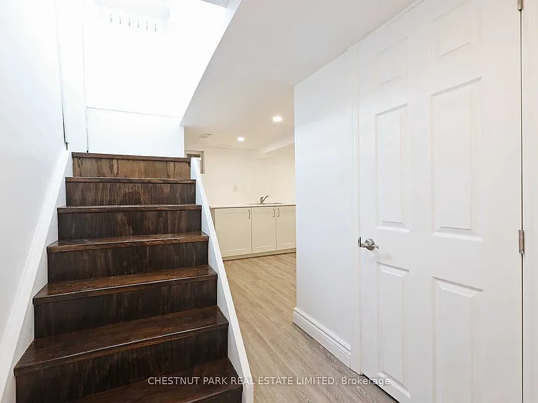 15 Denison Rd W — Photo 4