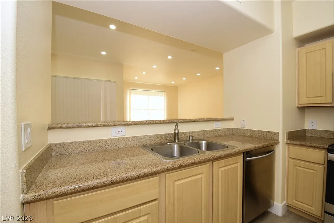2 bed, 2.0 bath, 914 sqft, $1,484 — Photo 3
