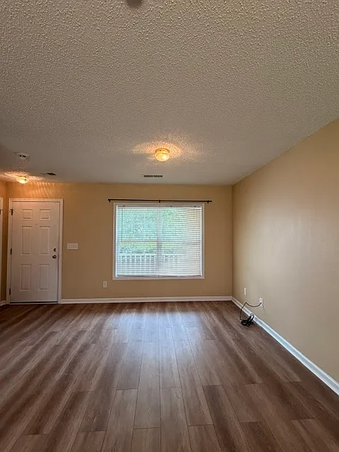 4 bed, 2.5 bath, 1700 sqft, $800 — Photo 4