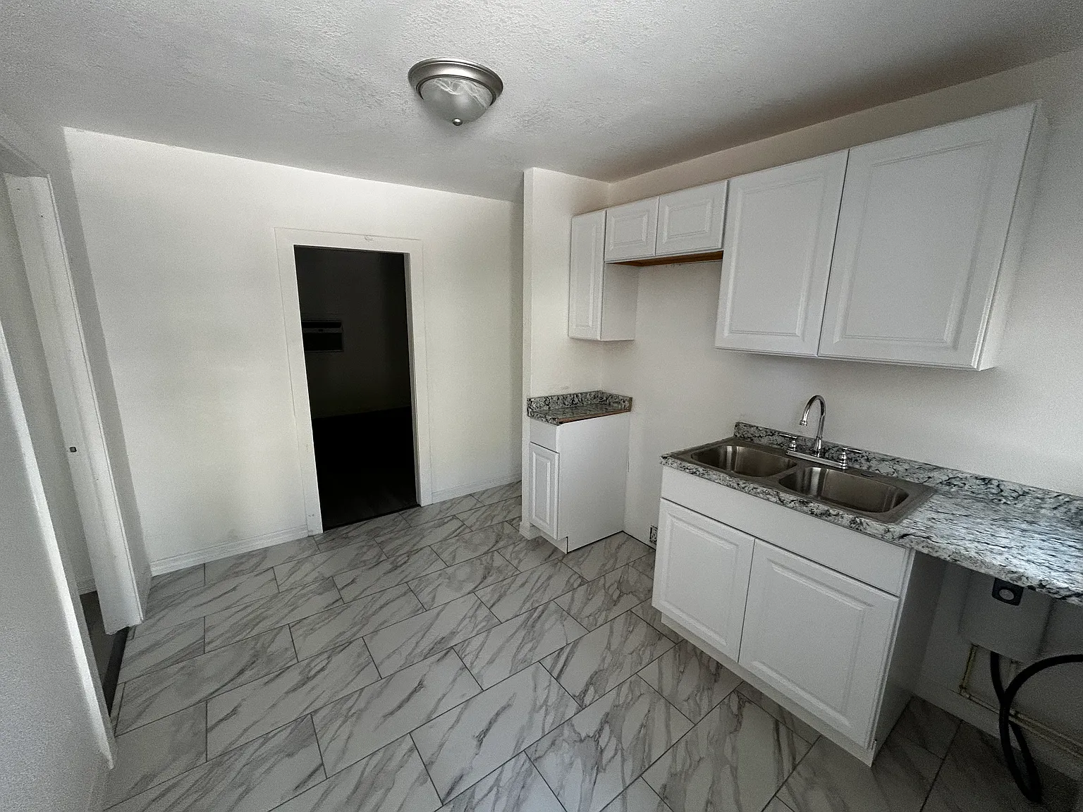 3 bed, 816 sqft, $1,800 — Photo 4
