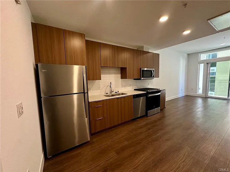709 E Walnut St #418 — Photo 18
