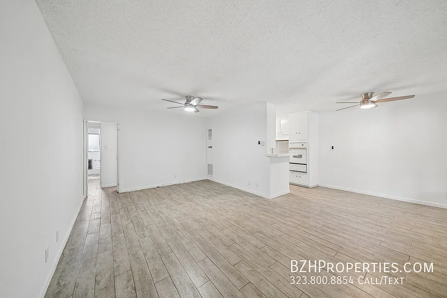 Spacious 1 Bedroom with Pool and Parking — Photo 4