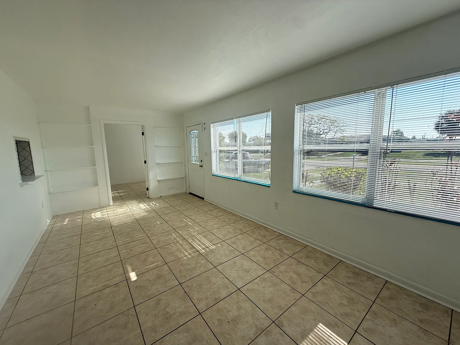 3 bed, 1.0 bath, 1394 sqft, $1,425 — Photo 2
