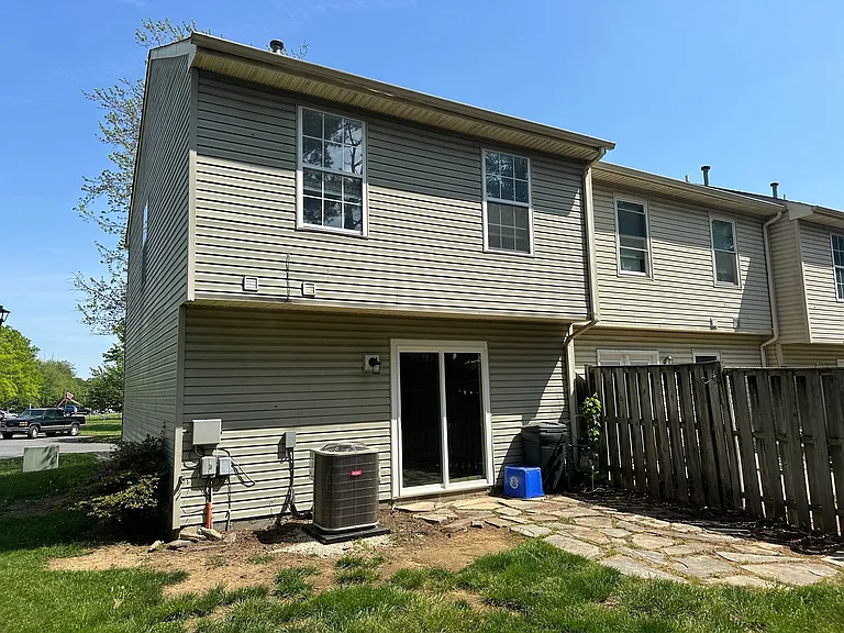 327 Georgetowne Ct — Photo 15