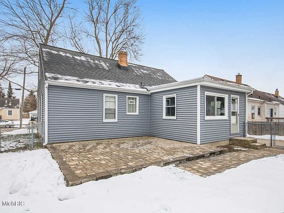3rd image of 1345 Oaklawn St NE