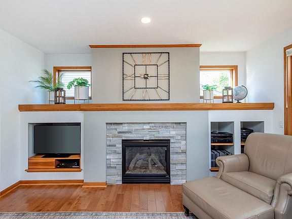 3rd image of 814 New Century Blvd S
