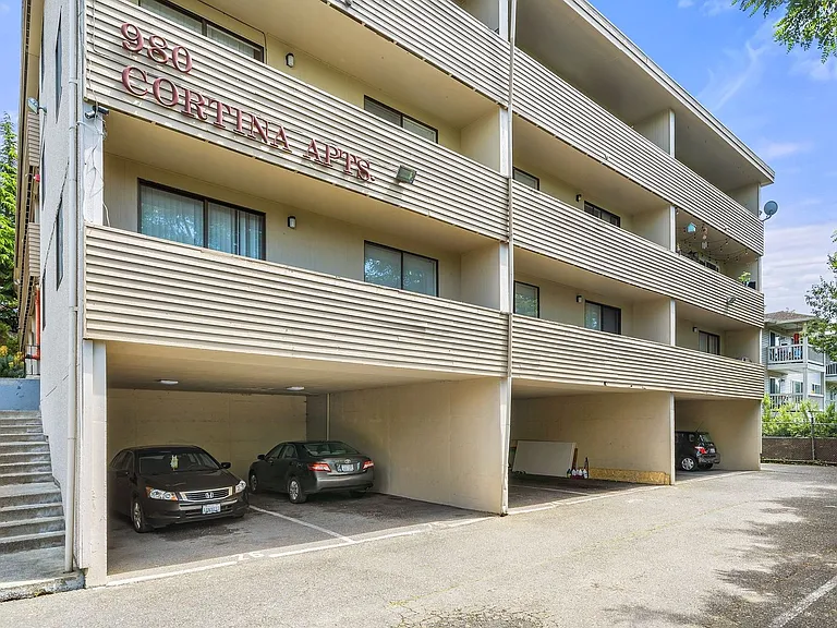 Cortina Apartments — Photo 13
