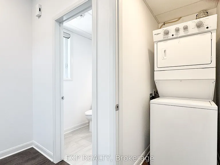 25 Fair Oaks Cres #E — Photo 22