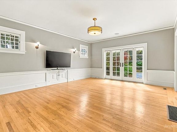 5th image of 80 Terrace Dr
