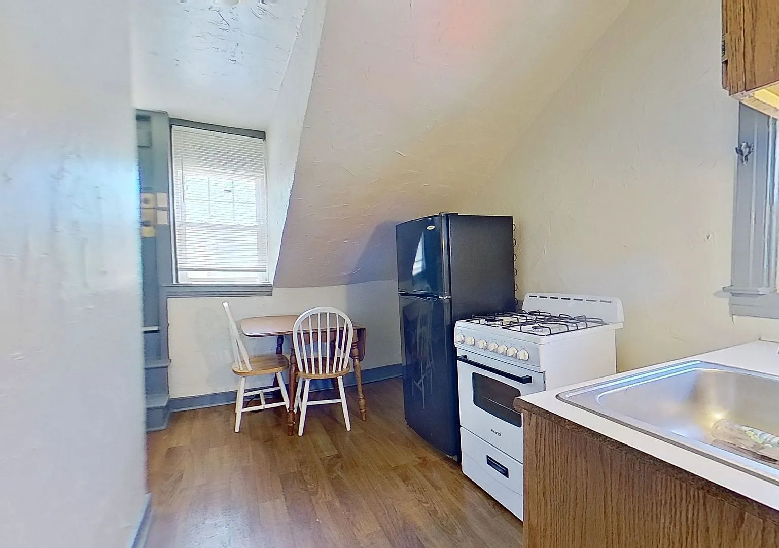 2nd Floor Apartment w/ ALL Utilities Included — Photo 2