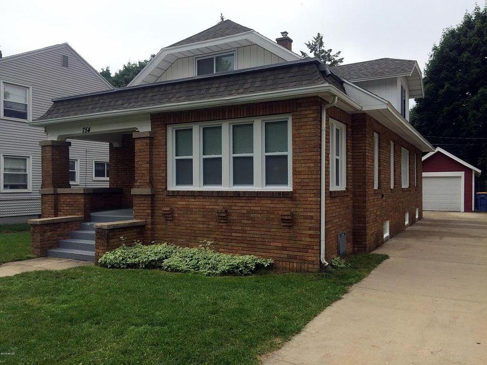 1st image of 754 Evelyn St NE