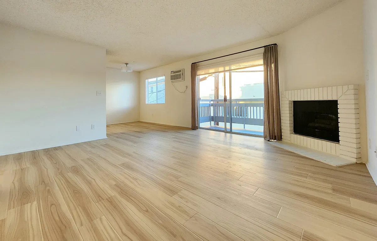 Building Photo - 1410 Wellesley Ave #205
