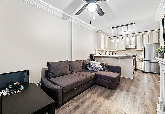4th image of 160 W 54th St #4