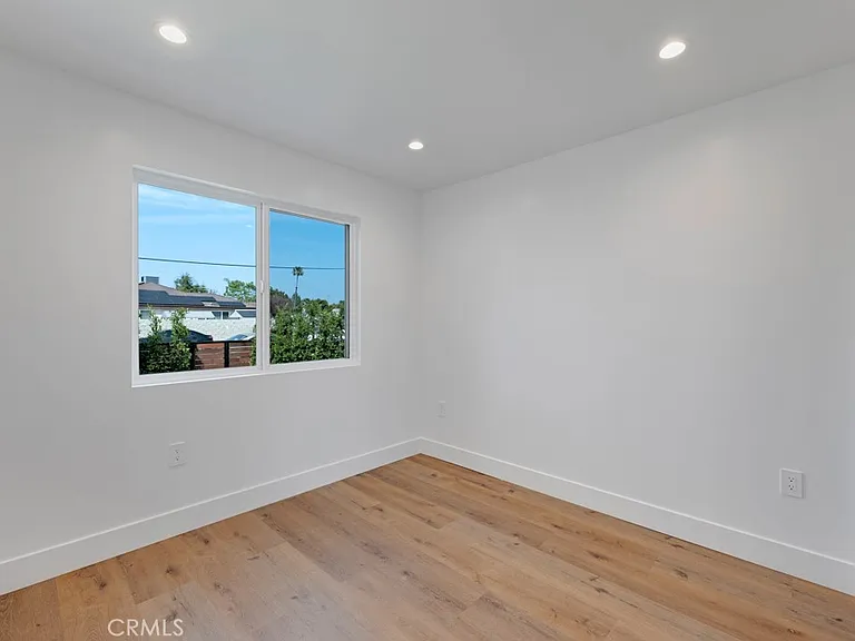 18238 Hartland St — Photo 9
