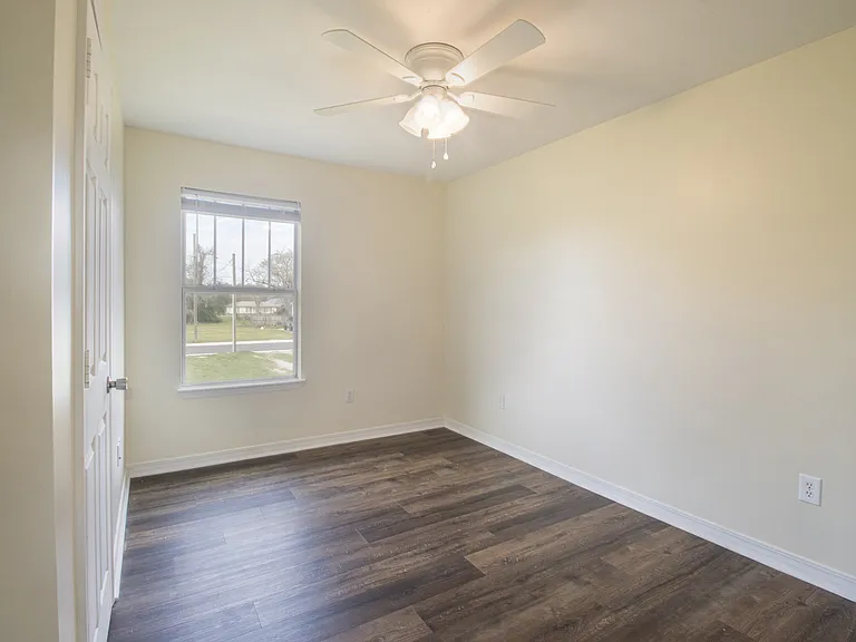 420 Richmond Dr — Photo 13