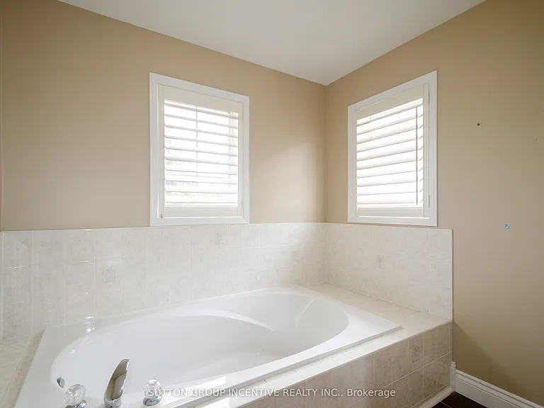 38 Harwood Dr #UPPER — Photo 25