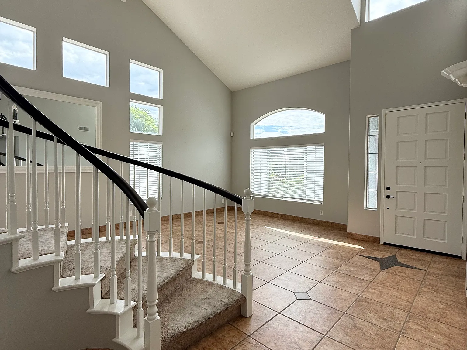 4 bed, 2.5 bath, 2092 sqft, $4,800 — Photo 4