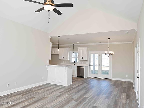 5th image of 3808 Valleyfield Lane N