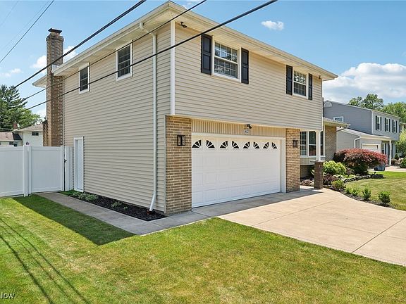 3rd image of 5833 Gareau Dr