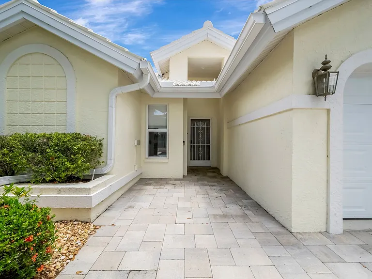 1016 Harbor Town Dr — Photo 2